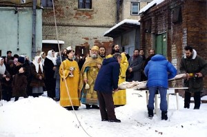 Поднятие крестов на главы восстановленного купола 10 февраля 1998 года