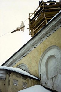 Поднятие крестов на главы восстановленного купола 10 февраля 1998 года